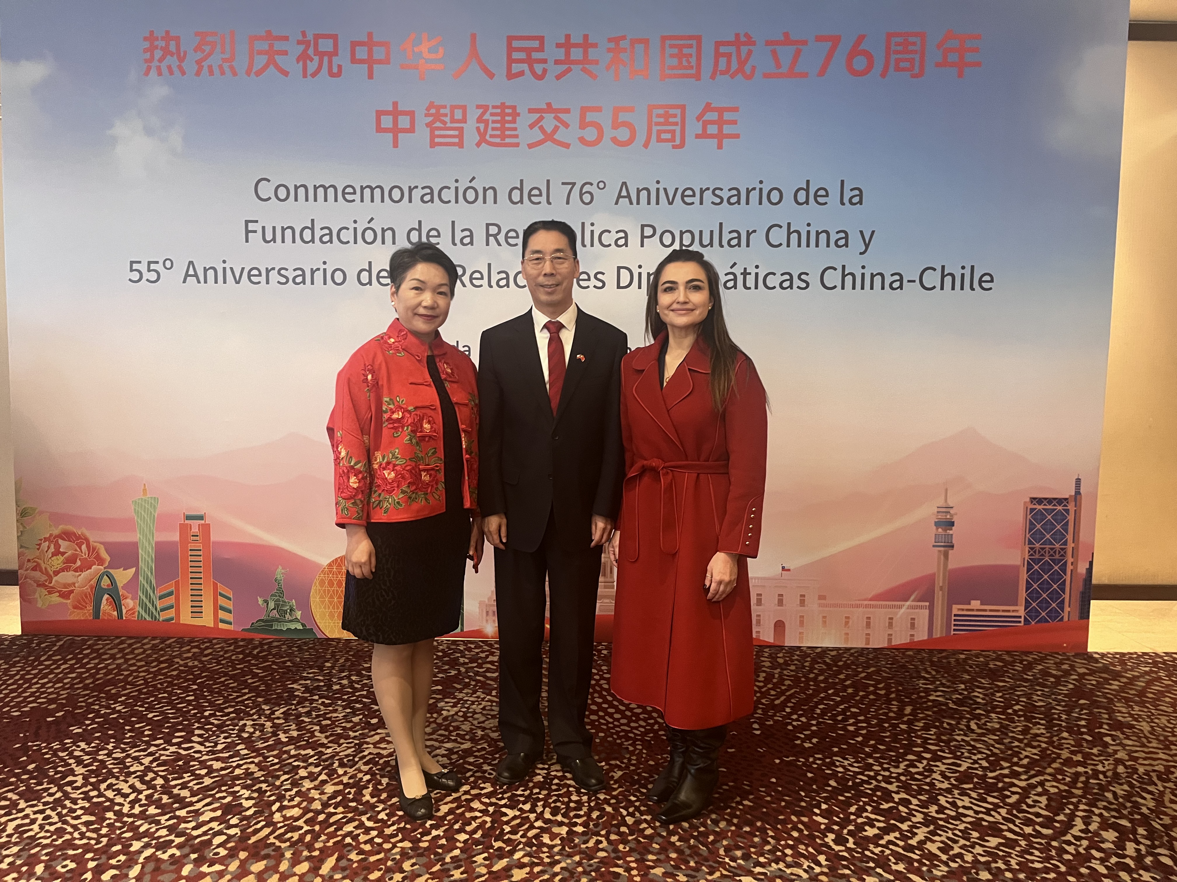 Fiorella Bonino con el Embajador de China y su esposa — 76° Aniversario RPC · 55° Aniversario Relaciones Chile-China