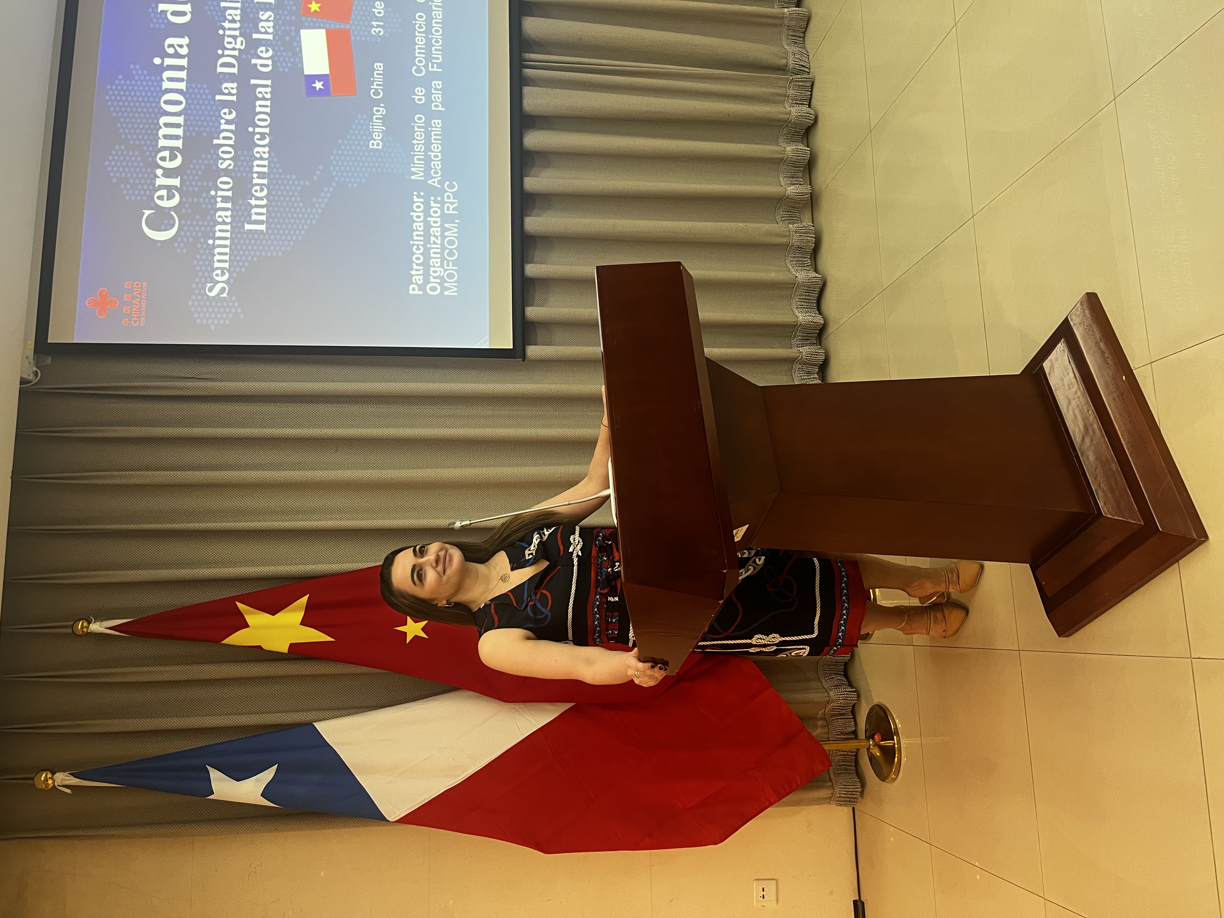 En el podio del Ministerio de Comercio de China — Beijing 2025